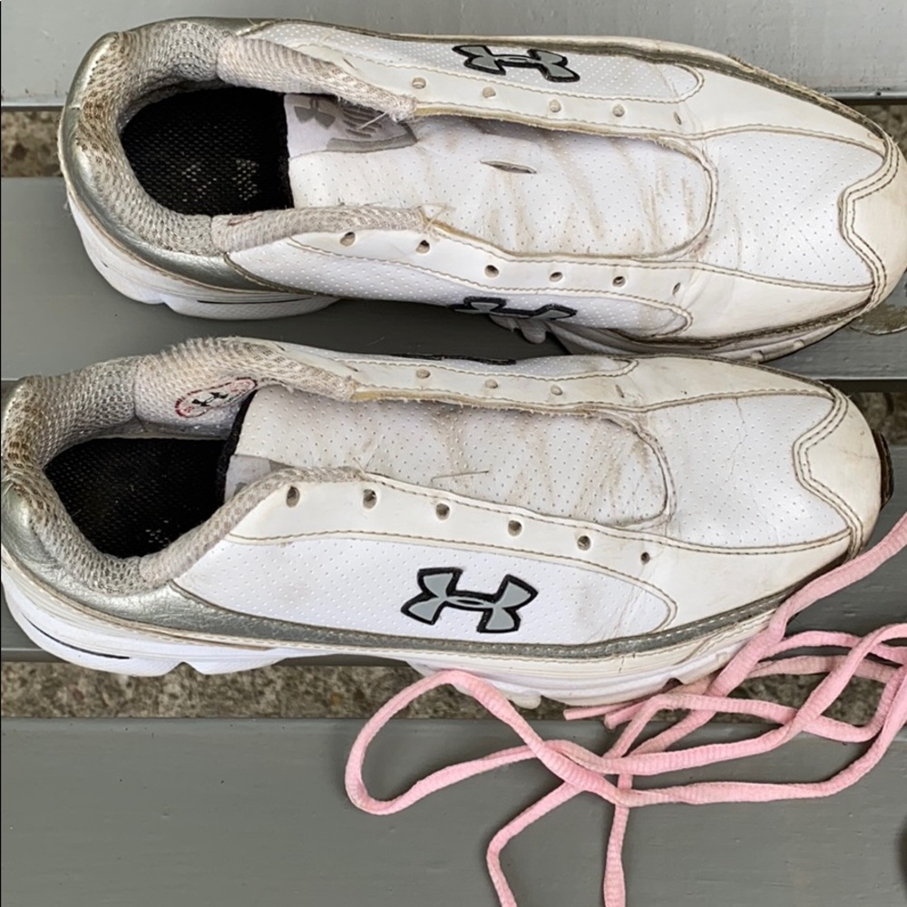 Under Armour sz 3 sneakers in great used condition